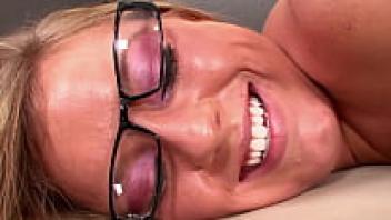 BIG PUSSY LIPS IN A MILF