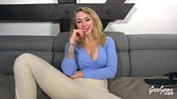 26-year-old Elisa finds out about female sex