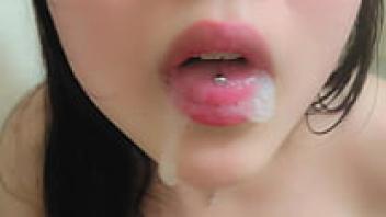 [Unprofessional filmmaking] An 18-year-old cums in her mouth while a female college student who enjoys blowjobs licks her anus and gets her tongue pierced in the bathtub.