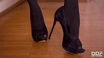 Amber Jayne is a really attractive milf who loves to go barefoot and footjob in stockings.