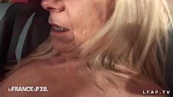 A granny double's anal casting, done by amateurs, was fisted and penetrated.