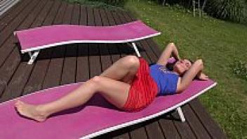 The garden provides fresh air for the sexy 4K short skirt without underwear.