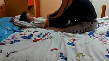 In the bed of her parents, a petite girl is in love with her boyfriend.