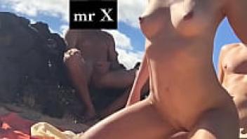 On the beach, a hot crown hits the horn.