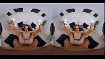 Jenna J. Ross, Tonight's Girlfriend, Pleases Her Super Fan