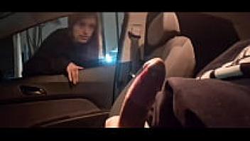 A dangerous handjob for a hottie in public on the street!