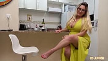 Convincing former porn actress Rafaela Denardin to create a video for him, Ed Junior travels to Rio de Janeiro (Full on Red).