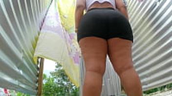 In a beach bungalow, an amateur camera (Latina)