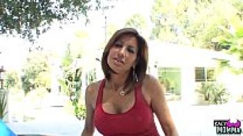 Teenage beauty being pussylicked by a mature stepmother